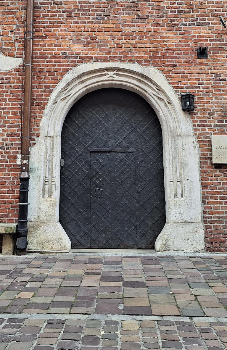 >Door