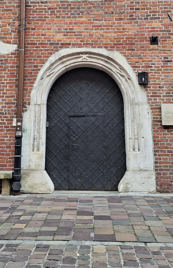 >Door
