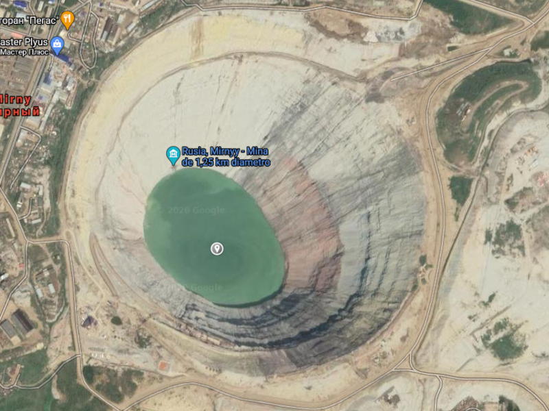 Zdjęcie satelitarne dziury w ziemi - odkrywkowej kopalnii diamentów w Mirnym.