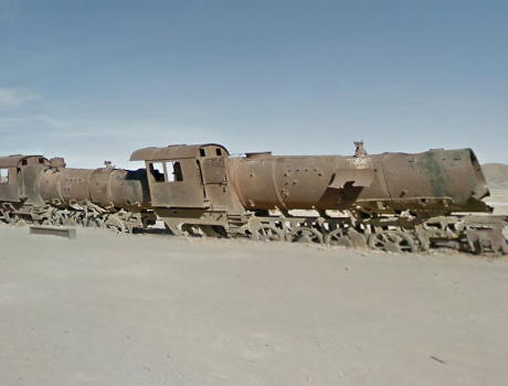 Stara zardzewiała lokomotywa na pustyni.
